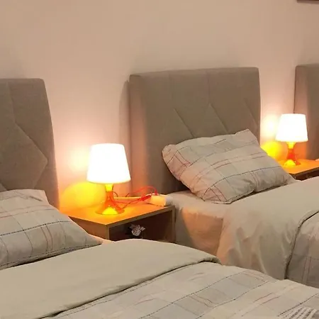 1 Min To Metro, Cosy Flat For 8 Guests, 3rd Floor Lägenhet