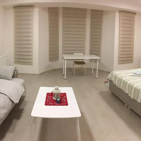 1 Min To Metro, Cosy Flat For 8 Guests, 3rd Floor アパート
