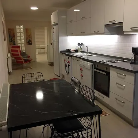 1 Min To Metro, Cosy Flat For 8 Guests, 3rd Floor