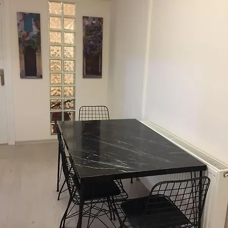 1 Min To Metro, Cosy Flat For 8 Guests, 3rd Floor Lägenhet
