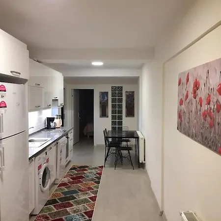 1 Min To Metro, Cosy Flat For 8 Guests, 3rd Floor Istanbul