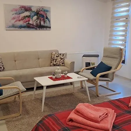 1 Min To Metro, Cosy Flat For 8 Guests, 3rd Floor