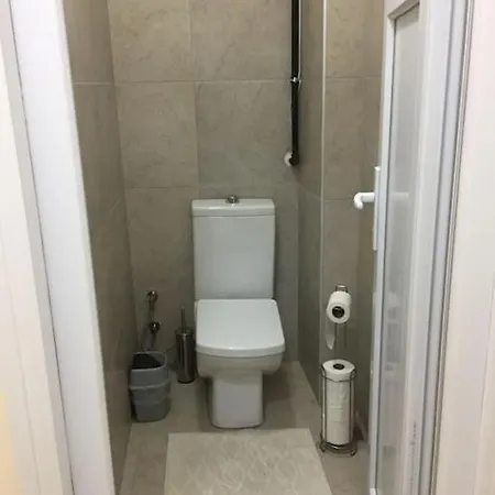 1 Min To Metro, Cosy Flat For 8 Guests, 3rd Floor * Istanbul