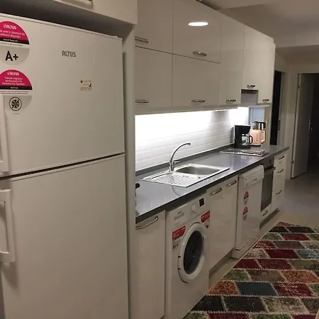 1 Min To Metro, Cosy Flat For 8 Guests, 3rd Floor * 伊斯坦布尔