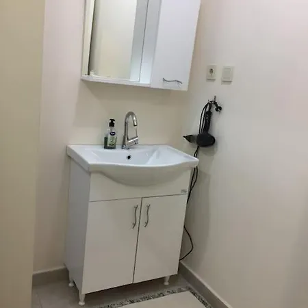 1 Min To Metro, Cosy Flat For 8 Guests, 3rd Floor 公寓